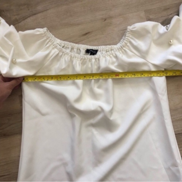 White Tiered Pearl Ruffle Sleeve Off Shoulder Roz & Ali Top - Picture 4 of 8